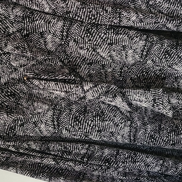 Roz & Ali print blouse. - Picture 3 of 6